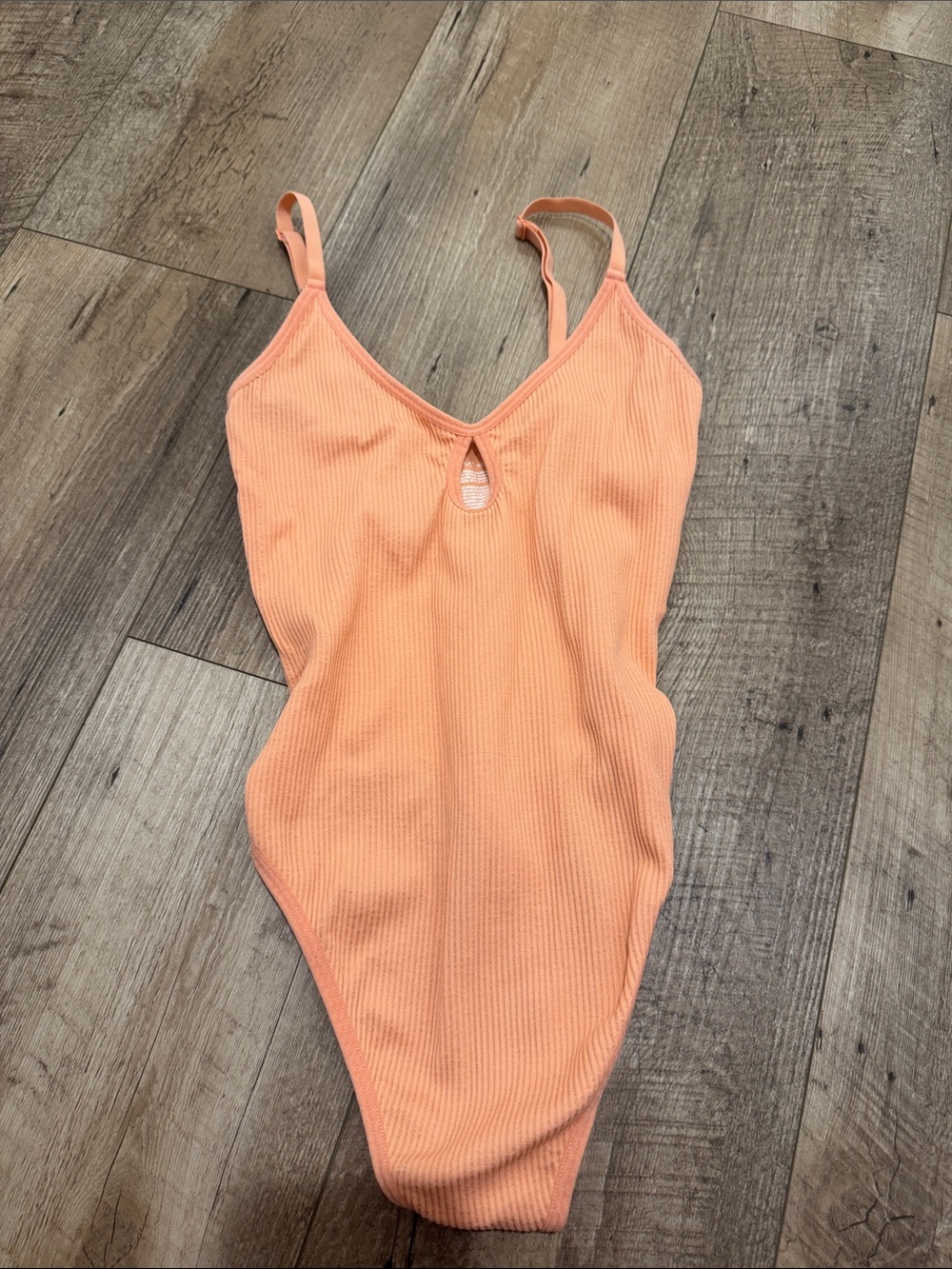 Colsie Peach Ribbed V‑Neck Bodysuit with Keyhole